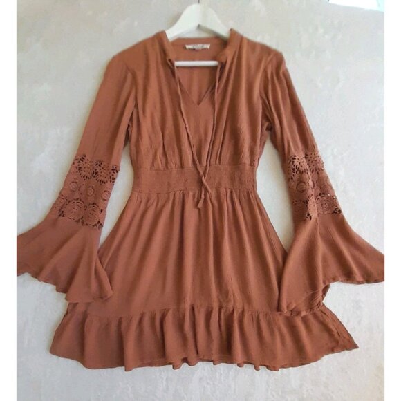 Womens Medium Boho Hippie Crochet Accent Flared Sleeve Ruffle Hem Mini Dress - Picture 1 of 9
